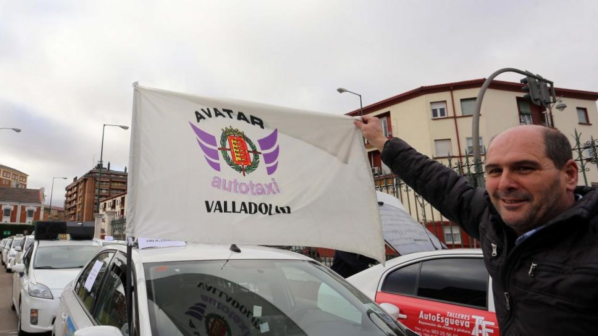 La Asociación Vallisoletana de Taxistas Autónomos Reunificados (AVATAR) celebra una protesta para exigir la jornada laboral de 16 horas-MIRIAM CHACÓN / ICAL