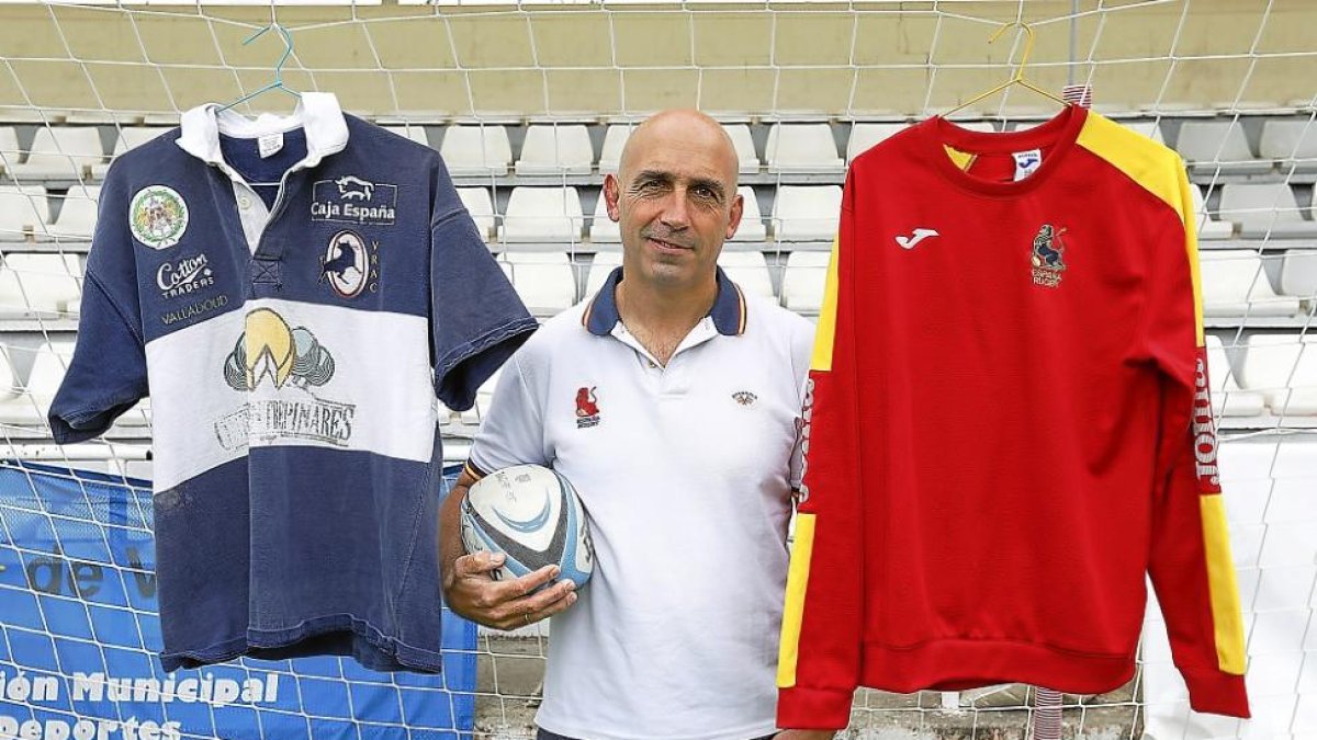 Miguelón posa en los campos de Pepe Rojo con las camisetas delQuesos yEspaña, sus dos amores.-J.M. LOSTAU