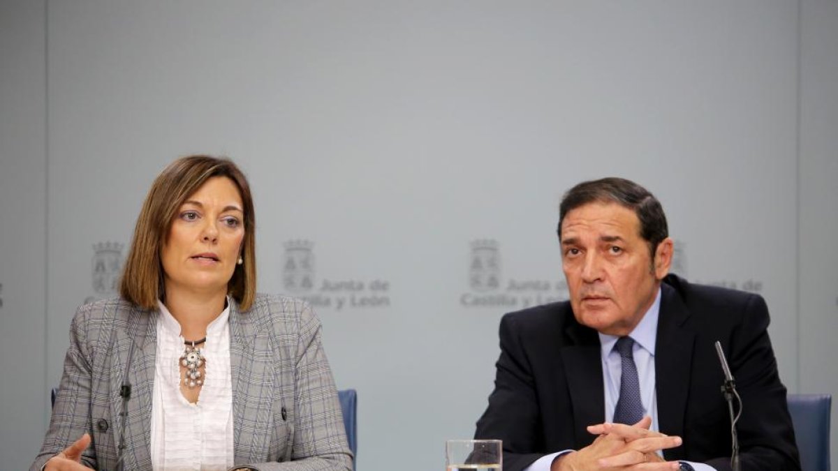 Milagros Marcos y Antonio Sáez tars el Consejo de Gobierno celebrado ayer en Valladolid.-ICAL