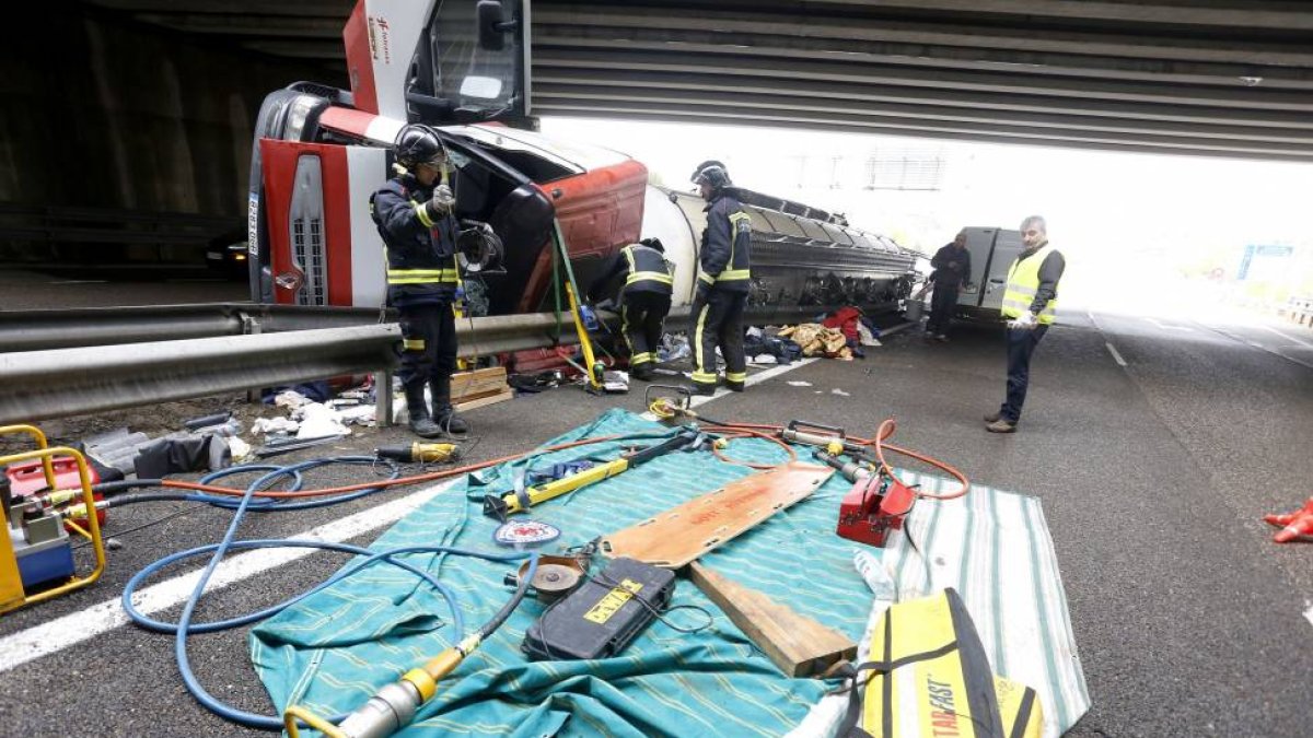Un herido tras volcar con el camión que conducía en la localidad leonesa de La Virgen del Camino-Ical