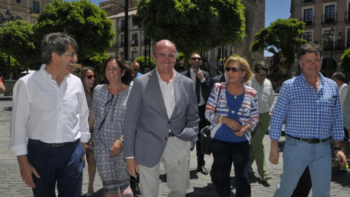 El ministro en funciones de Economía y Competitividad, Luis de Guindos, visita la provincia de Segovia para apoyar con su presencia a los candidatos del PP de Segovia-ICAL