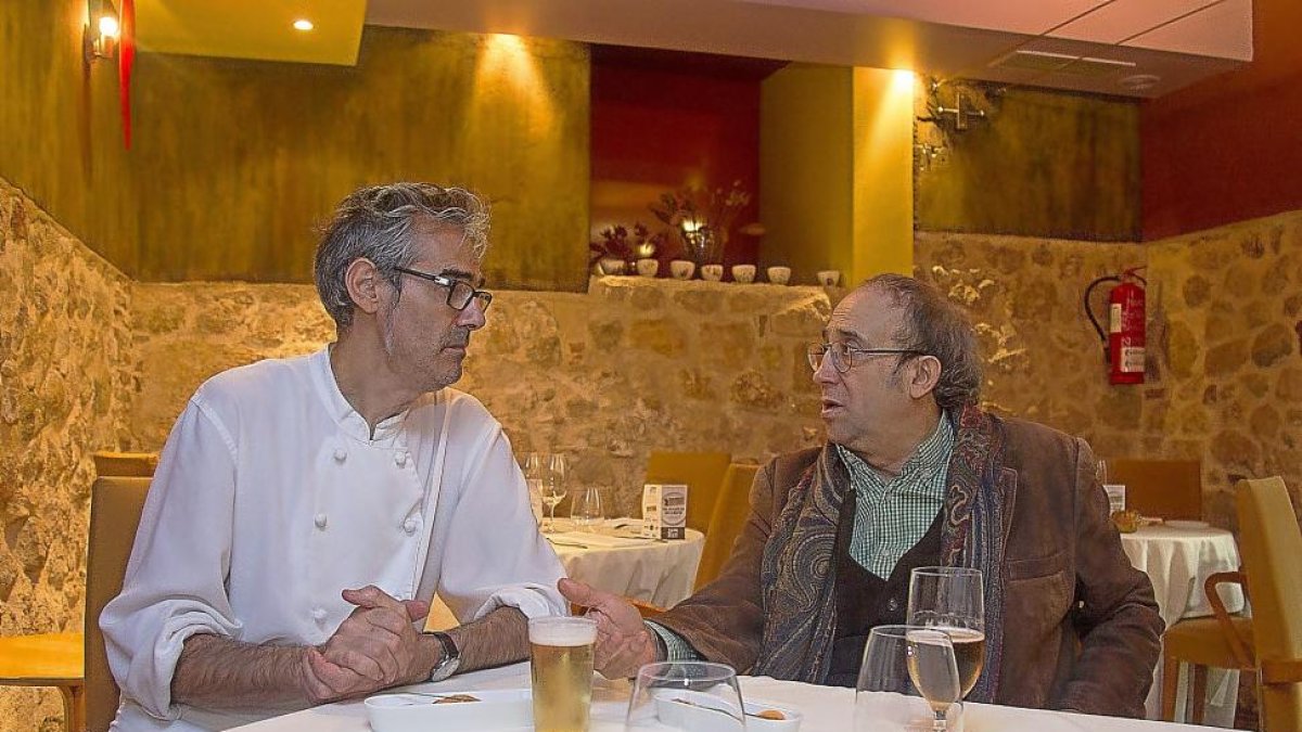 Cómplices. Antonio y Daniel, cómplices en la barra y en la mesa cuando se trata de charlar y comer.-M. DENEIVA