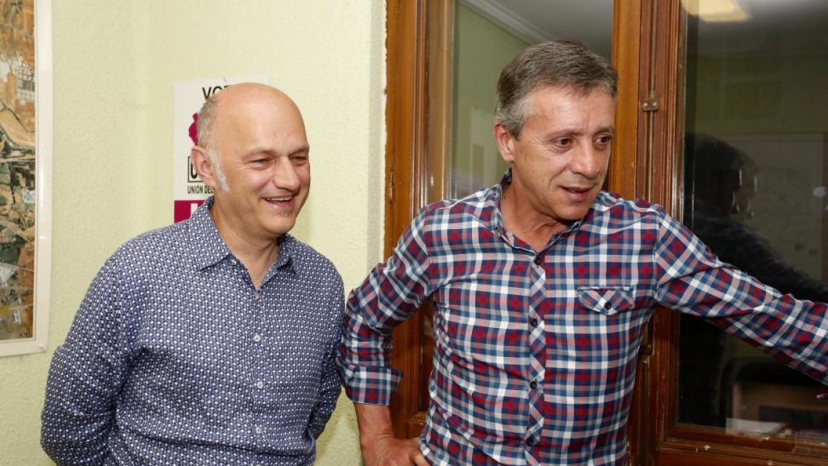 Los candidatos al Congreso y al Senado de la UPL por León, Julio González Rivo (D) y Luis Manuel Esteban (I) siguen el escrutinio desde la sede del partido.-ICAL