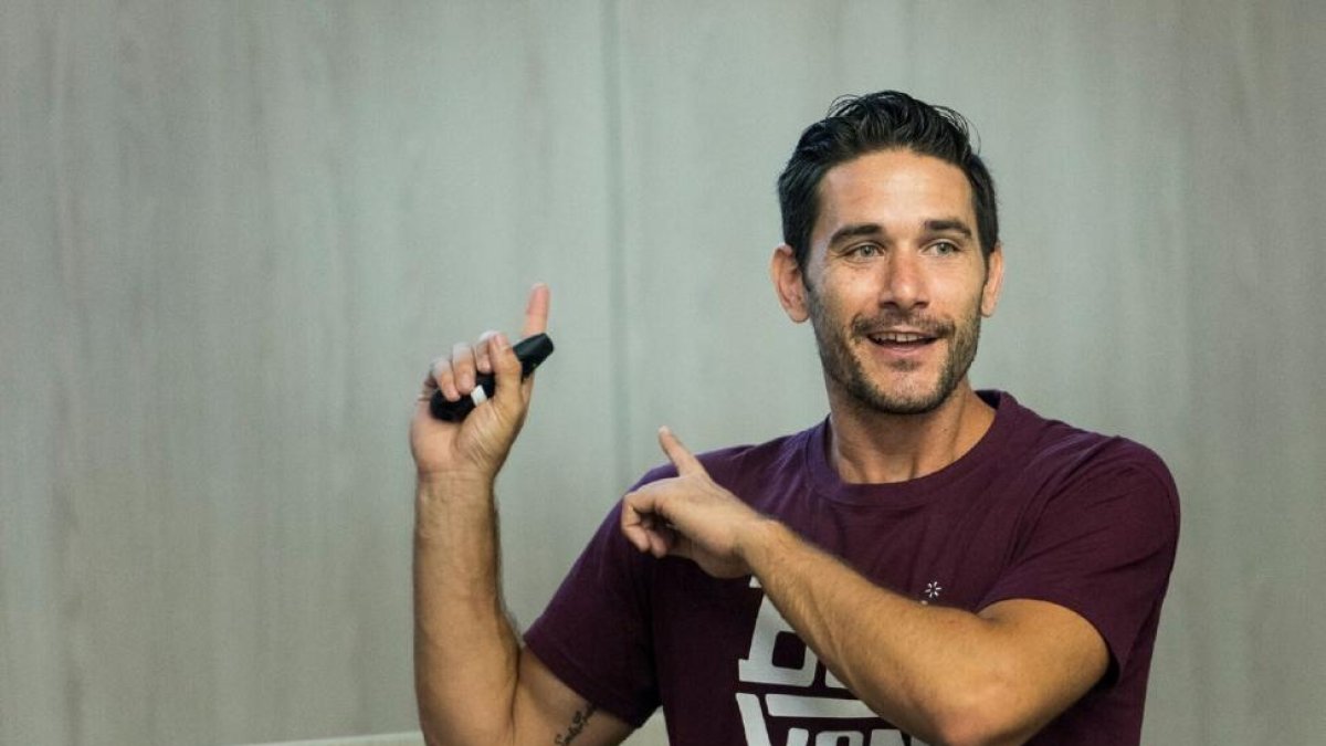 El físico burgalés Javier Santaolalla en una charla.-EL MUNDO