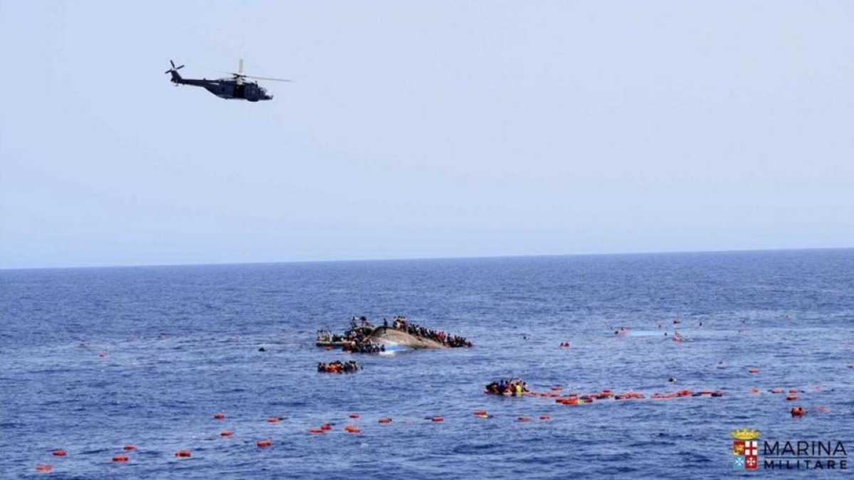 Imagen tomada por la Marina italiana del naufragio del pasado miércoles.-