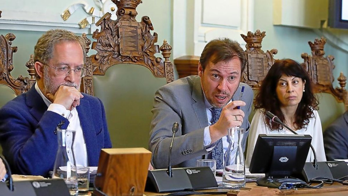 Puente se dirige a Martínez Bermejo ante el gesto pensativo de Saravia.-J.M. LOSTAU