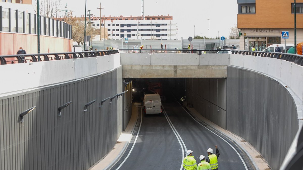 Tres operarios recorren ayer el túnel de Andromeda, que continúa sin fecha prevista para su apertura al tráfico. EM