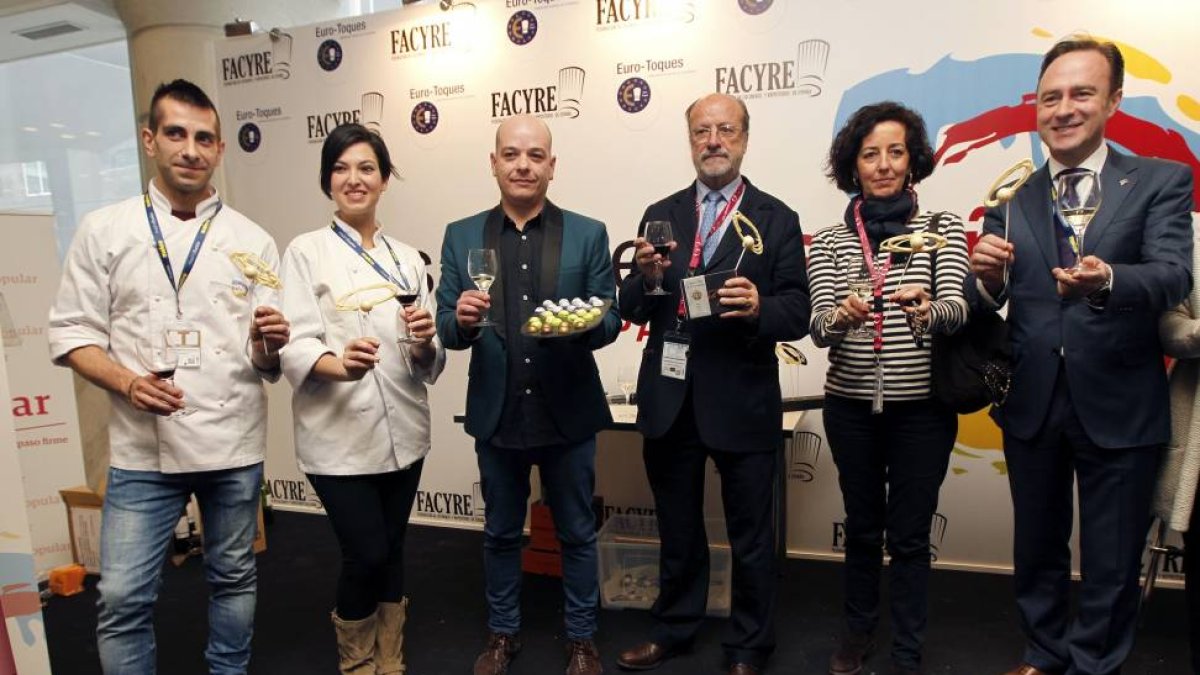 El alcalde de Valladolid Francisco Javier León de la Riva, y la concejala de turismo, mercedes Cantalapiedra, visitan las cocinas donde se esta elaborando la comida que ofrece Valladolid en Madrid Fusión-Ical