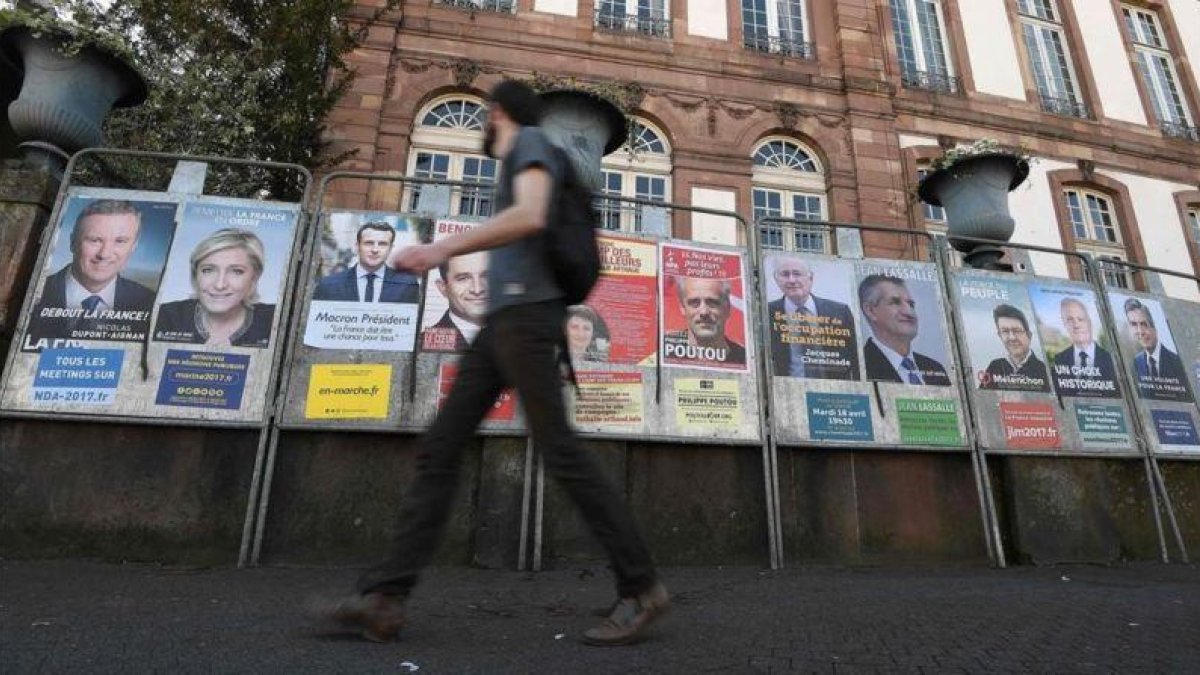 Una pared de Estrasburgo con carteles electorales de los 11 candidatos a la presidencia de Francia.-AFP / FREDERICK FLORIN