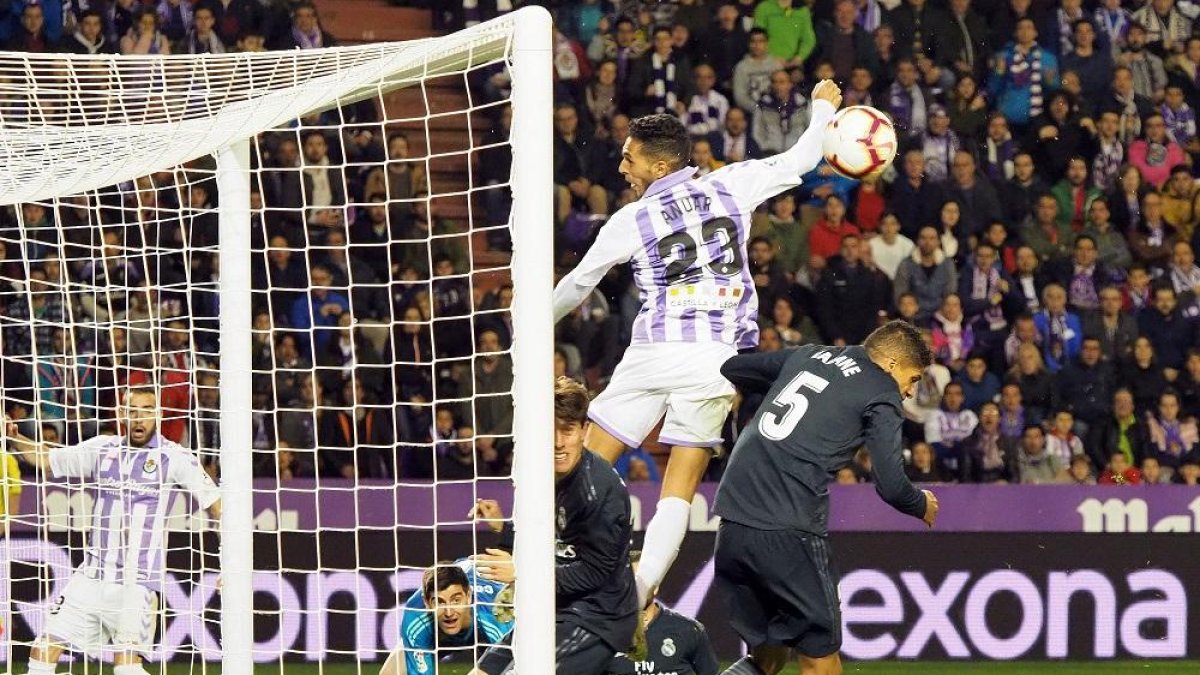 Anuar se eleva por encima de Odriozola y Varane (5), con Courtois superado, durante el reciente Real Valladolid-Real Madrid.-PABLO REQUEJO