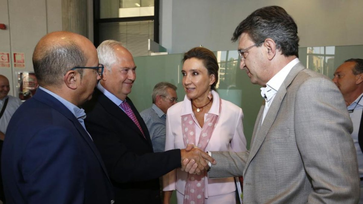 La directora general de Telecomunicaciones, María Victoria Seco, se reúne con los alcaldes de la provincia de León para explicar las ayudas de acceso a Internet por satélite.-ICAL