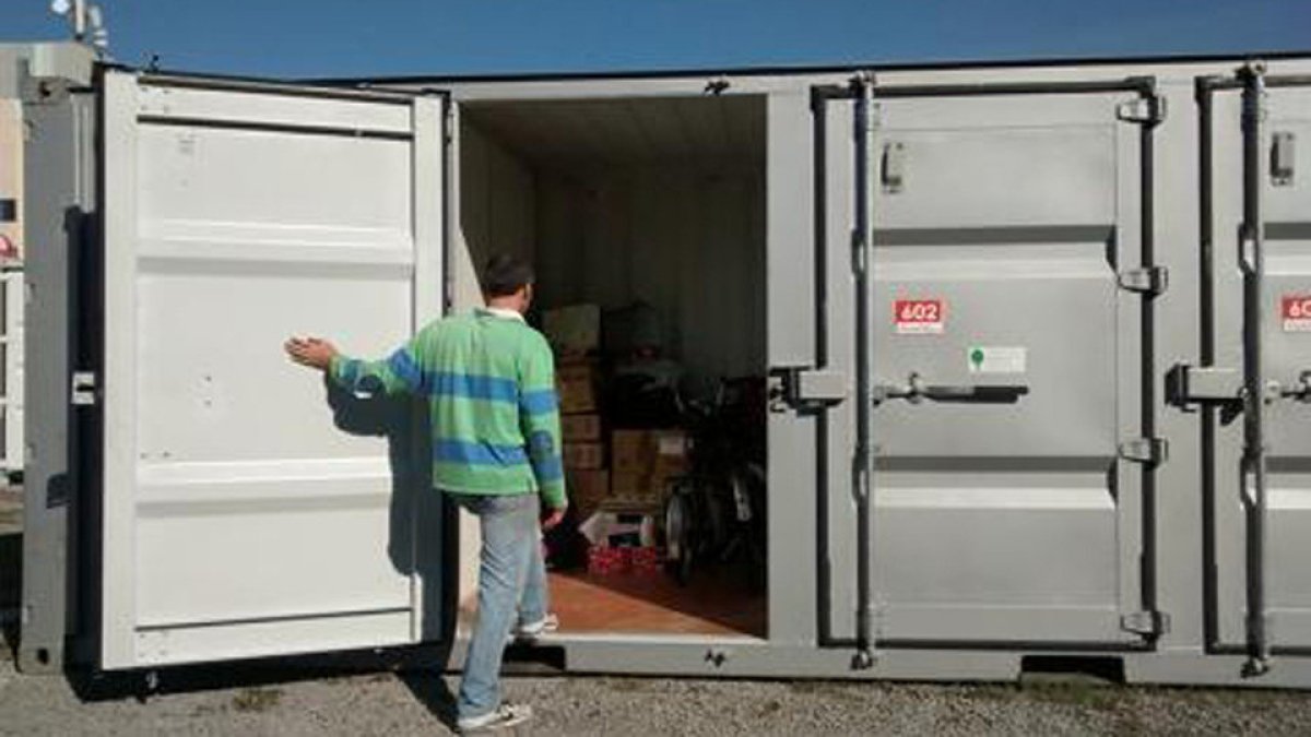 Un trabajador en uno de los almacenes. | E.M.