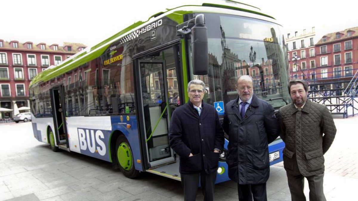 Javier León de la Riva presenta junto al concejal de Movilidad el nuevo autobús híbrido, eléctrico y diésel-J.M.Lostau