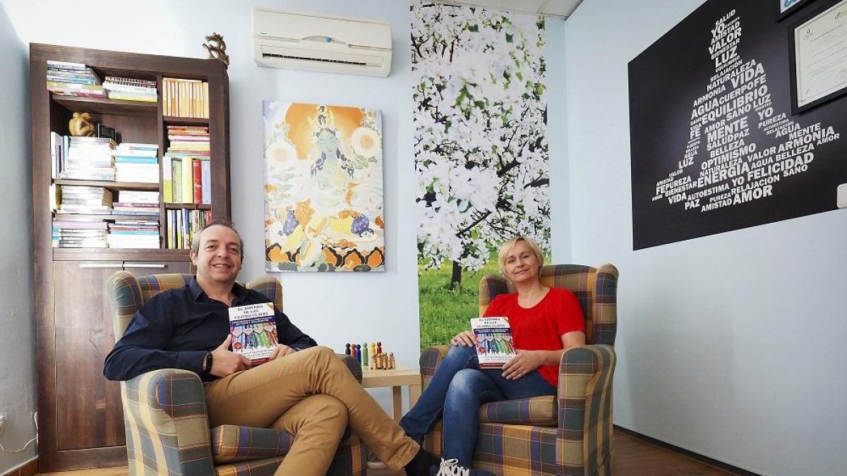 José Feliciano y Patricia Robles posan con su libro en uno de los espacios de Fluir Centro.-MIGUEL ÁNGEL SANTOS