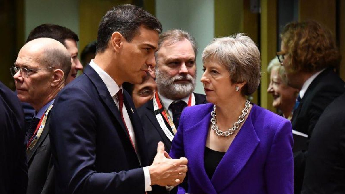 El presidente del Gobierno, Pedro Sánchez, y la primera ministra británica, Theresa May.-BEN STANSALL (AFP)