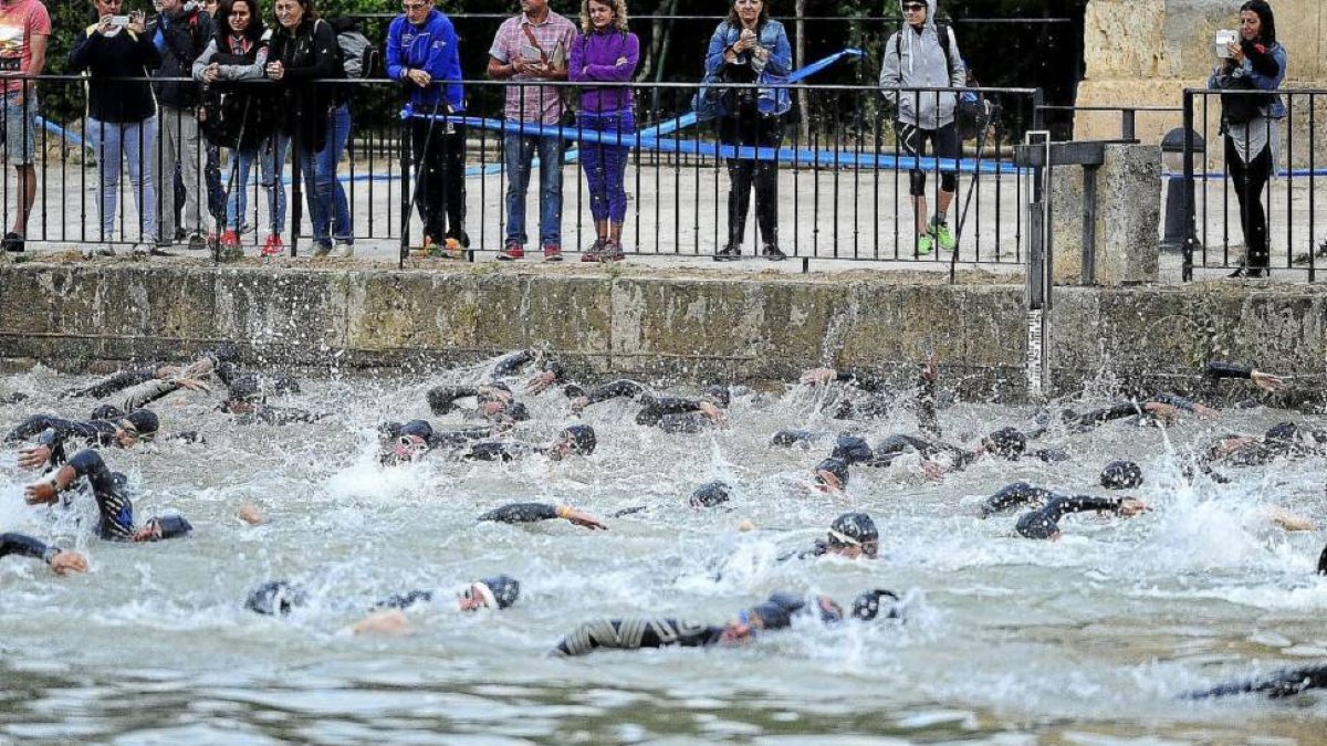Momento de la prueba de natación en el Triatlón de Medina de Rioseco.-El Mundo