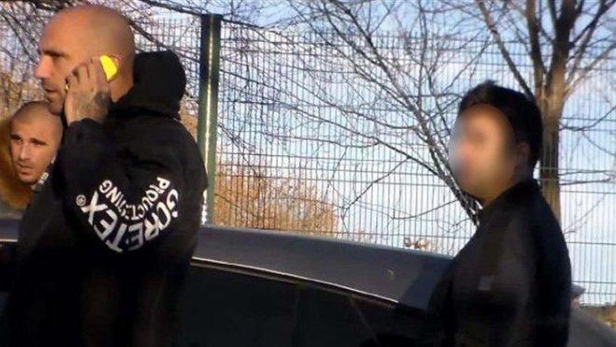Raúl Bravo, al teléfono, y Carlos Aranda, tras él, en una imagen tomada por la policía mientras les vigilaba.-EL PERIÓDICO