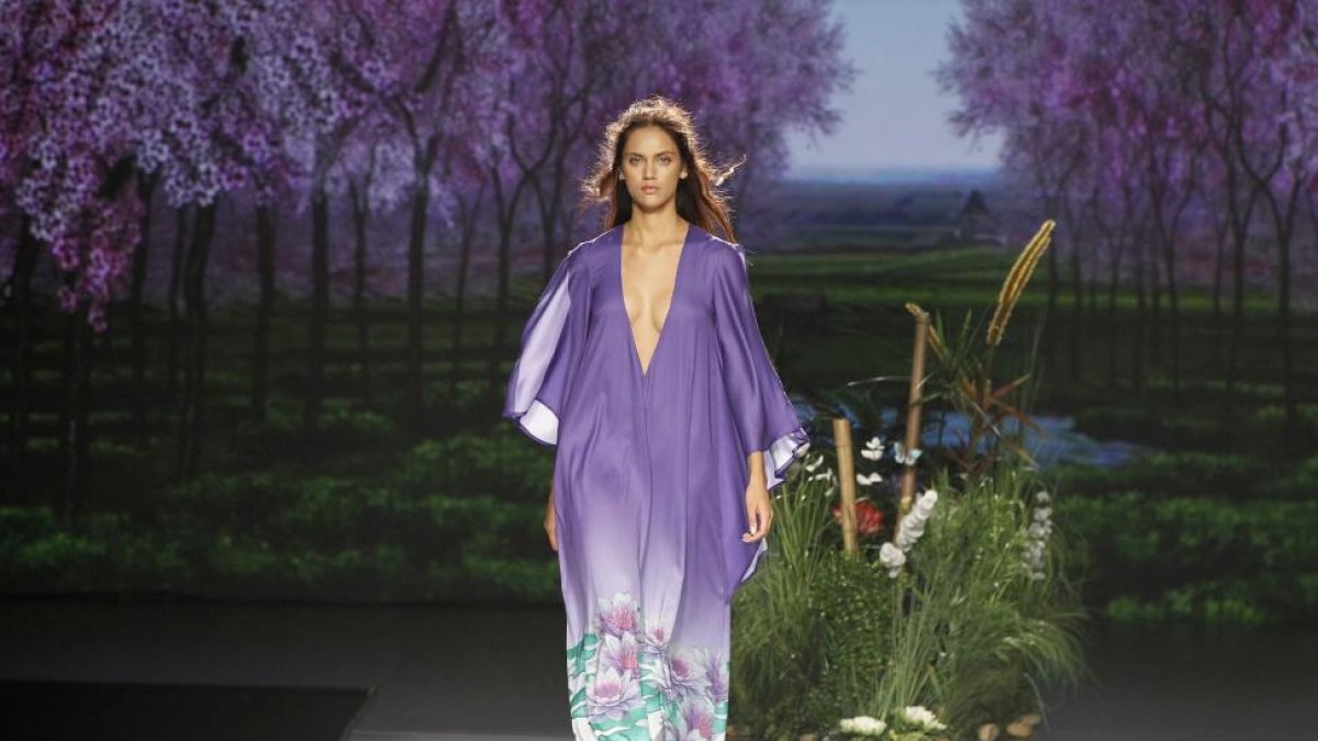 Diseño de la vallisoletana Esther Noriega con tintes orientales y con estampado floral .-REPORTAJE GRÁFICO: ICAL