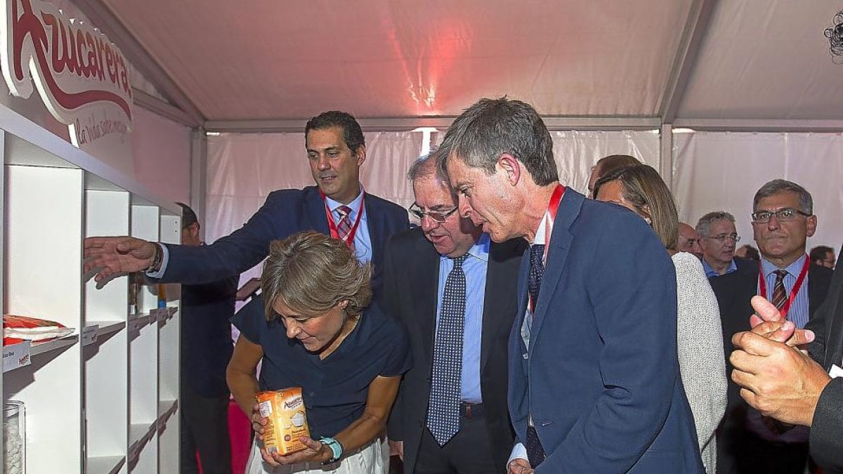La ministra Isabel García Tejerina y el presdiente de la Junta, Juan Vicente Herrera, con los directivos de Azucarera en la inauguración de la planta.-ICAL