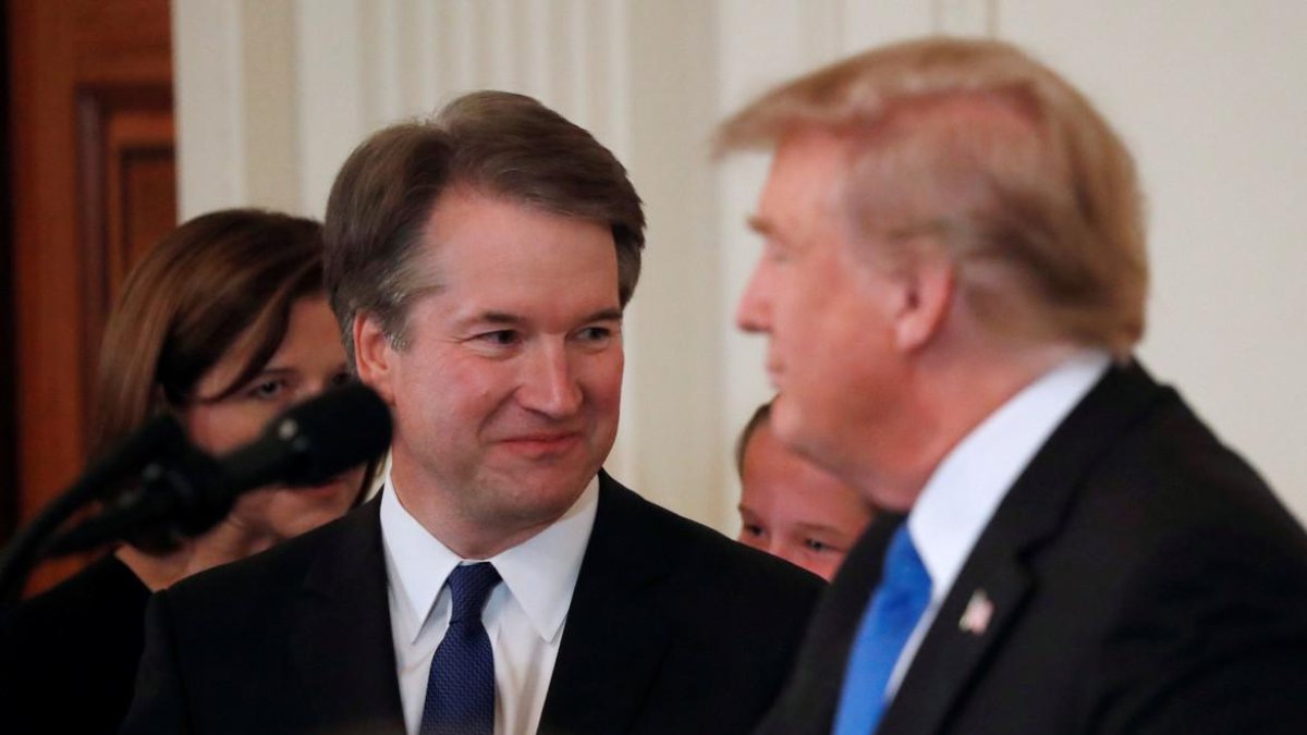 El juez Brett Kavanaugh junto a Donald Trump, en la Casa Blanca.-/ JIM BOURG (REUTERS)