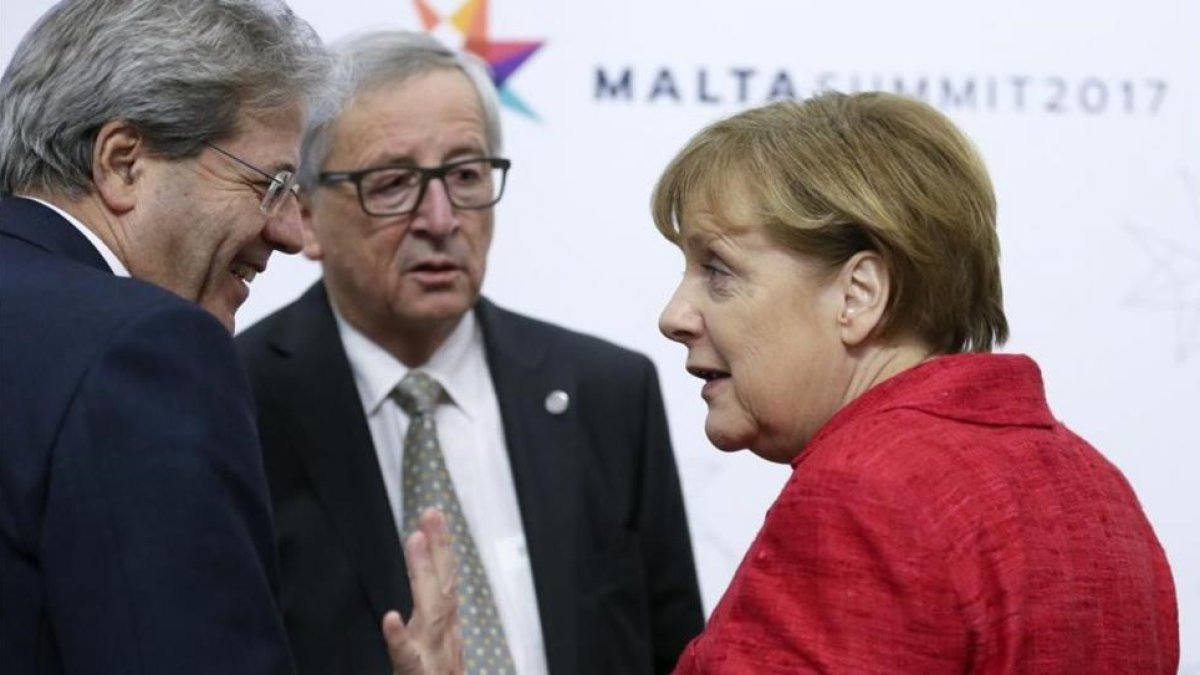 La cancillera alemana, Angela Merkel conversa con el 'premier' italiano, Paolo Gentiloni, junto al presidente de la Comisión Europea, Jean-Claude Juncker, en la cumbre informal de la UE en Malta, el pasado mes de febrero.-EFE / OLIVIER HOSLET