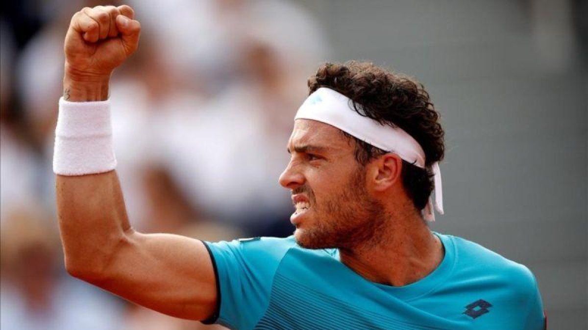 Cecchianato celebra un punto ante Djokovic.-EFE / YOAN VALAT