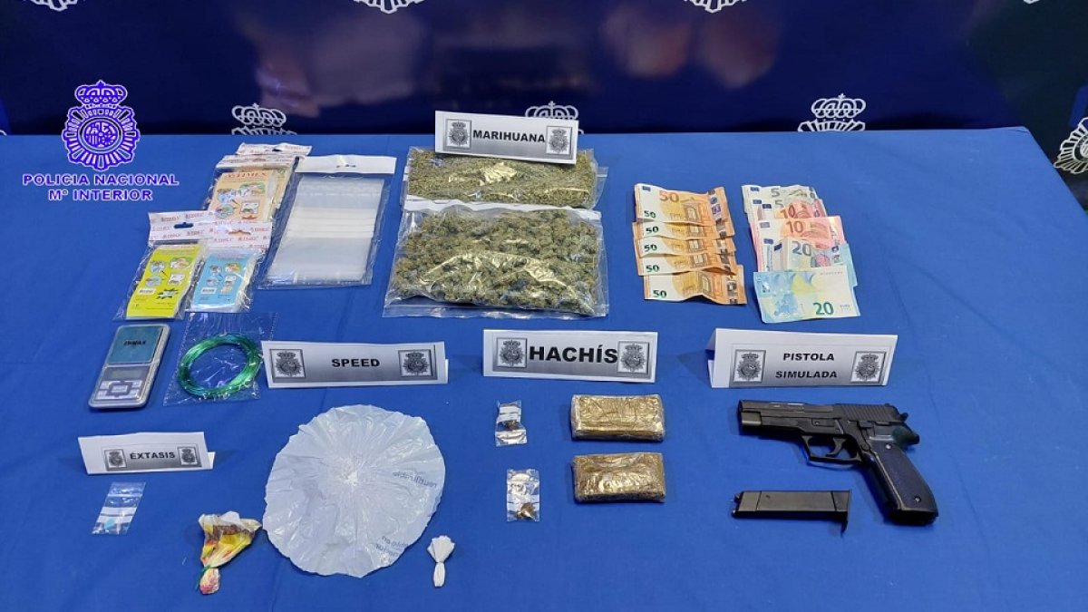Sustancias intervenidas a la pareja detenida por venta de drogas en el barrio La Farola. - EM