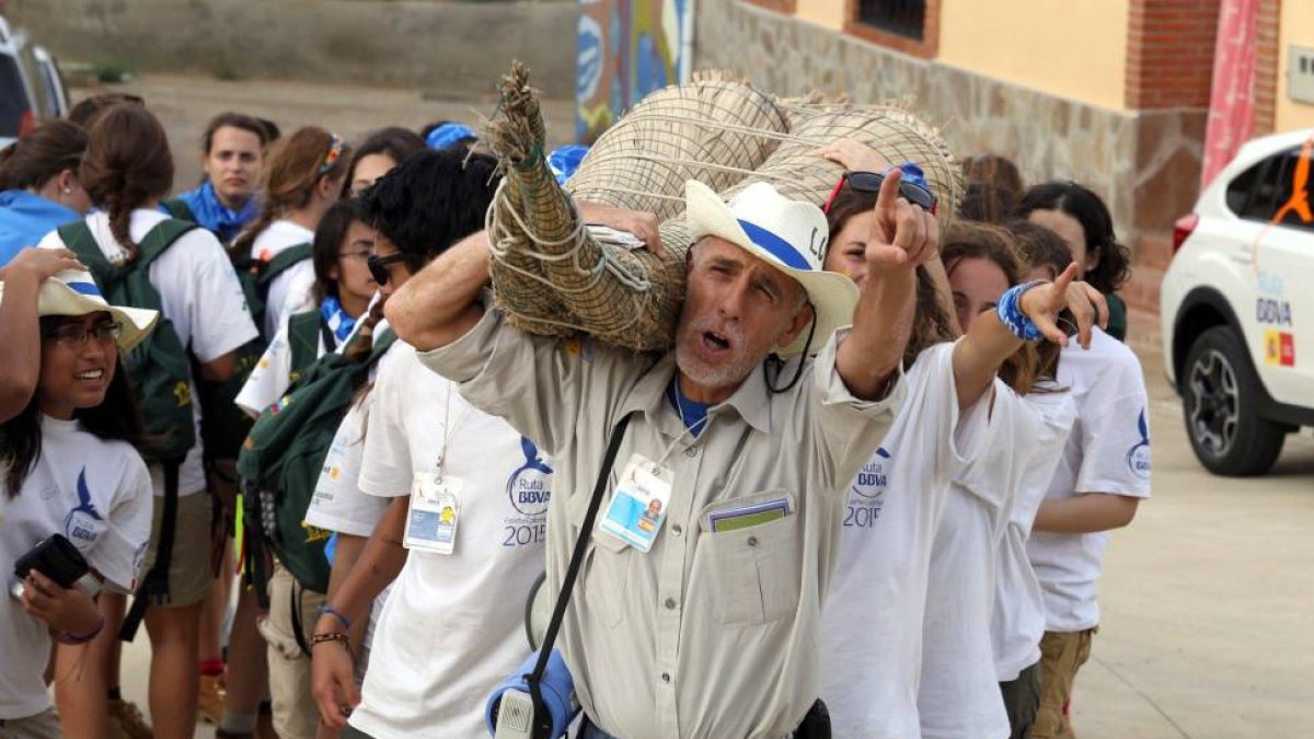 Varios expedicionarios portan una balsa de junco de los indígenas peruanos que recibe el nombre de totora, y que fue un regalo que le hicieron al fundador de la Ruta durante la expedición de 2011 y que de ahora en adelante podrá encontrarse en la localida-ical