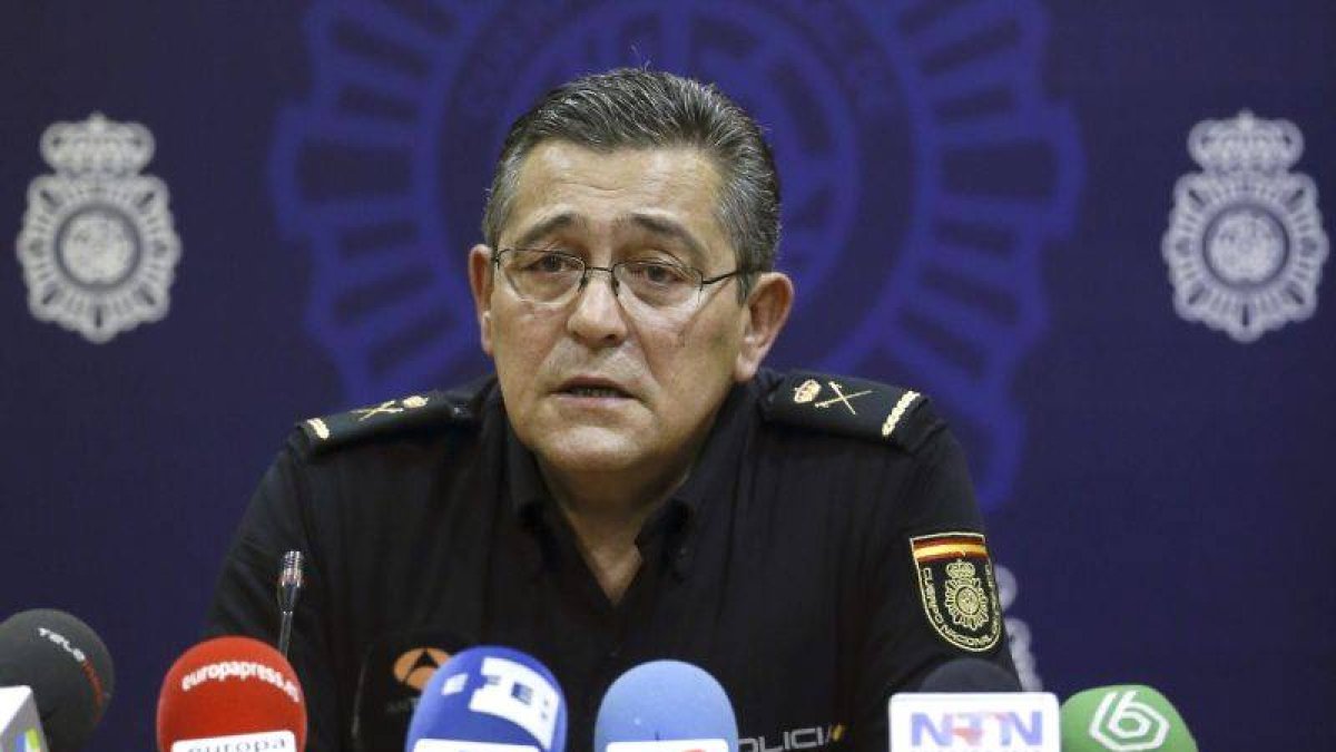 El jefe superior de Policía, Alfonso José Fernández Díez, durante la rueda de prensa ofrecida esta tarde.-Foto: EFE