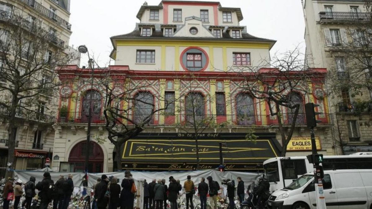 Numerosas personas se concentran ante la sala de fiestas Bataclan, durante un homenaje a las víctimas de los atentados del 13-N en París, el pasado 27 de noviembre.-EFE / YOAN VALAT