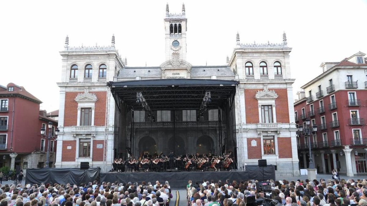 Concierto de la OSCyL en la plaza Mayor de Valladolid. -J.M. LOSTAU