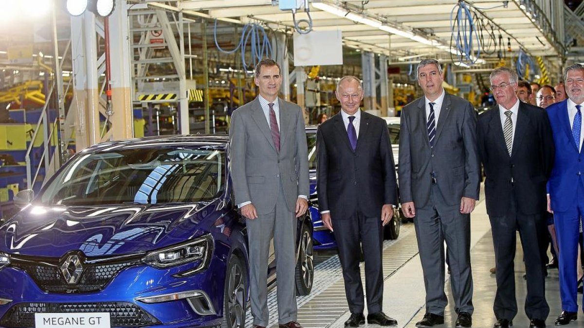 El Rey Felipe VI, Thierry Bolloré, José Vicente de los Mozos y José Antonio López Ramón y Cajal, ante la cadena del fabricación del nuevo Mégane en Palencia-J. M. LOSTAU