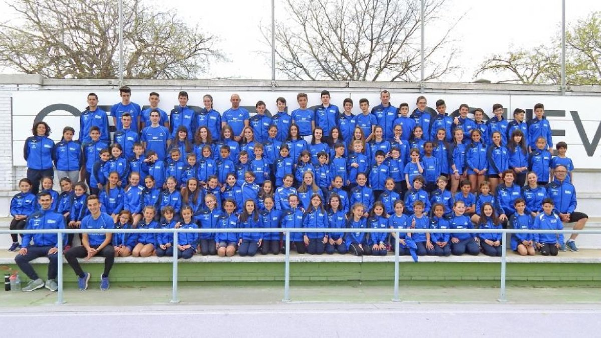Entrenadores y atletas de todas las edades posan en las instalaciones de Río Esgueva, donde comenzó a trabajar en 2010 la cantera delRacing Valladolid y la Escuela de Mayte Martínez, que hoy suma casi 200 atletas de base.-FRANCISCO J. RIVAS