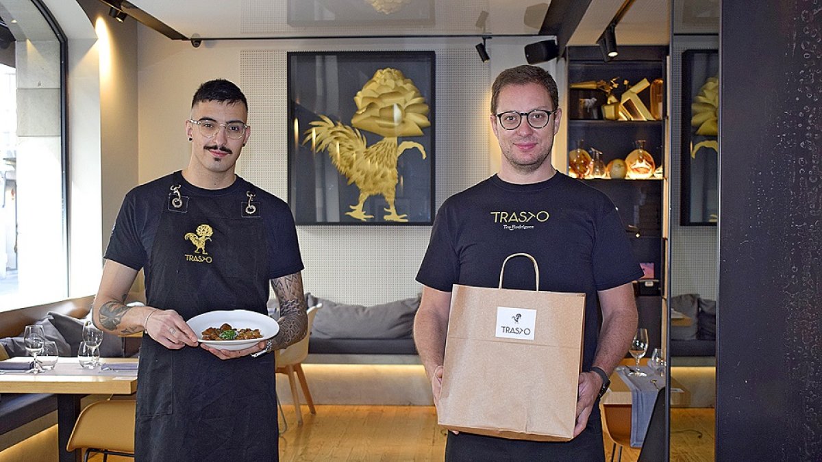 Dani Velázquez y Teo Rodríguez en el interior del restaurante vallisoletano Trasto. /  E. M.