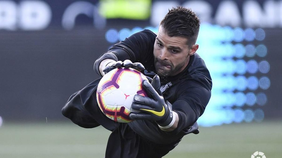 Cuéllar realiza una parada durante un calentamiento previo a un partido.-LALIGA