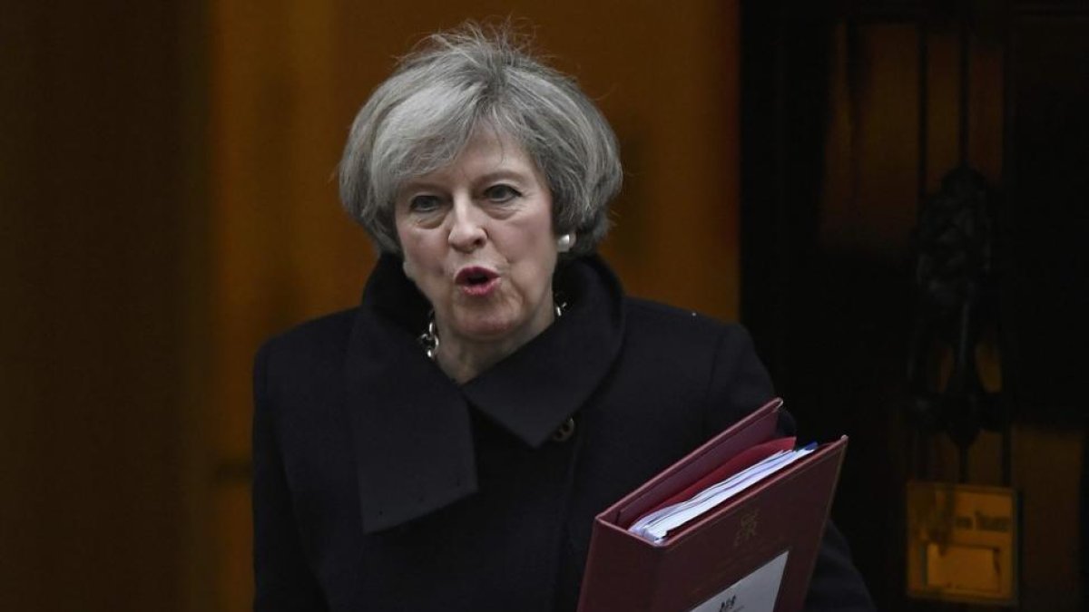 La primera ministra, Theresa May, a su salida de Downing Street.-TOBY MELVILLE