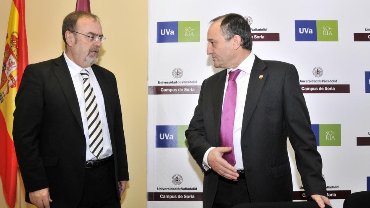 El consejero de Educación, Fernando Rey (i), apeló al debate en presencia de Daniel Miguel, rector de la Uva.-V. GUISANDE