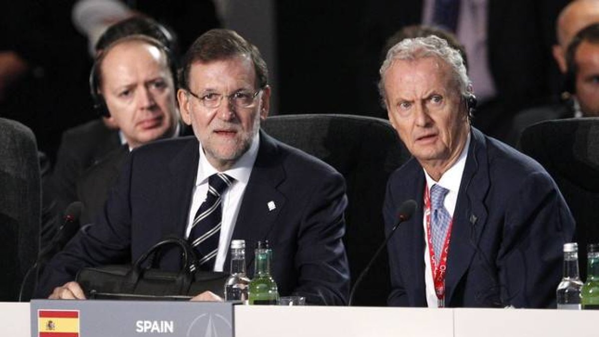 El ministro de Defensa, Pedro Morenés (derecha), y Mariano Rajoy, en la cumbre de la OTAN en Newport (Reino Unido), el pasado 5 de septiembre.-
