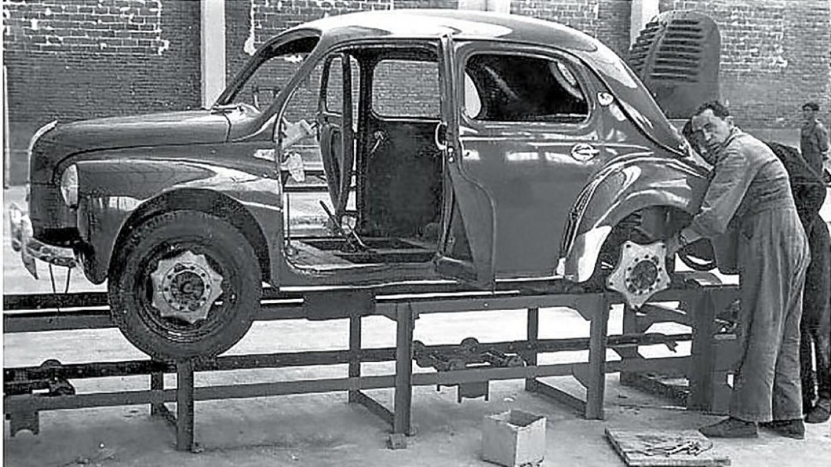 Imagen del primer Renault fabricado en España.-ICAL