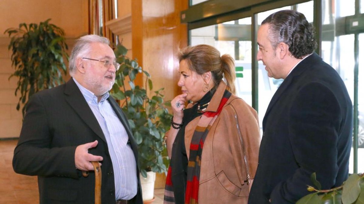La vicepresidenta y consejera de Empleo, Rosa Valdeón; el delegado regional de ACEECYL, Gregorio García, y el director general de economía social y autónomos, Jesús Rodriguez, inauguran el I Congreso de la Agrupación de Centros Especiales de Empleo de Cas-ICAL