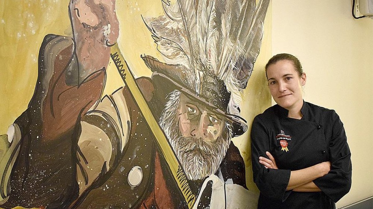 Virginia de Miguel, jefa de cocina del Rincón del Nazareno, frente ala imagen del Zarrón que luce en su comedor.-ARGICOMUNICACIÓN