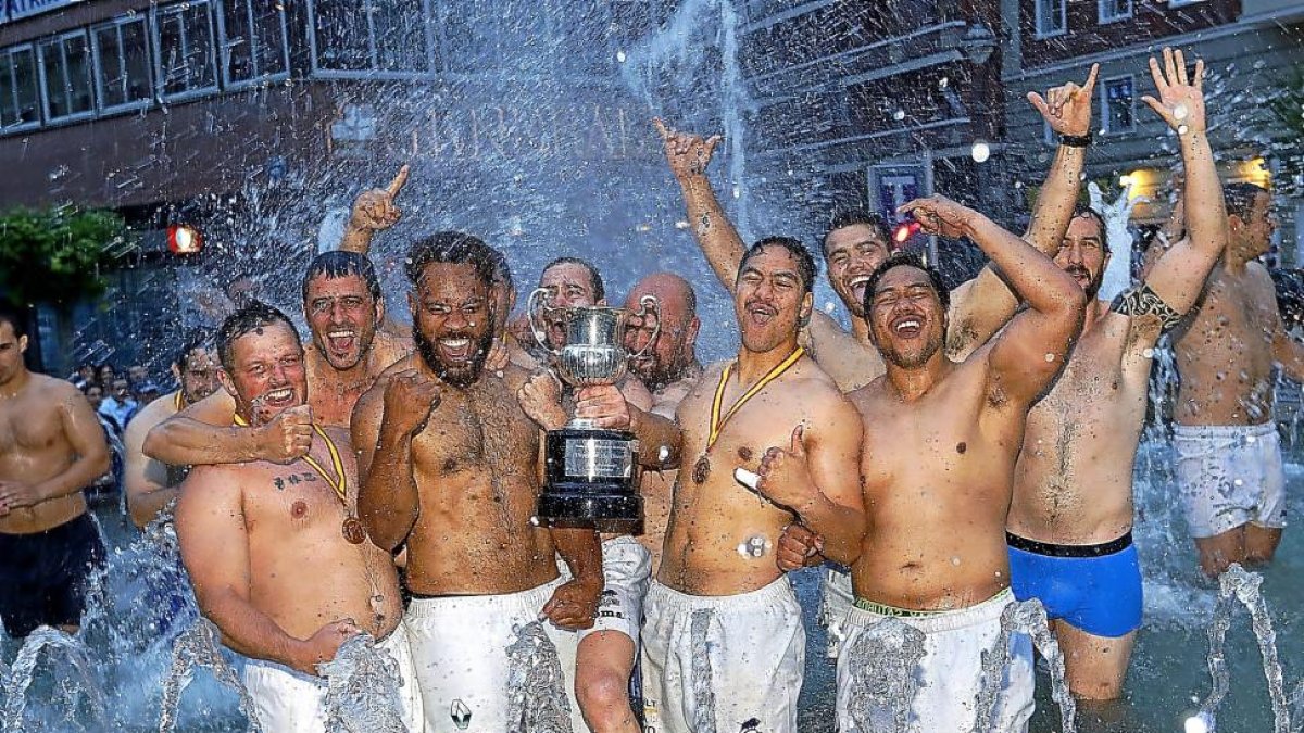 Los jugadores del VRAC Quesos Entrepinares celebran anoche el título conquistado en la fuente de Plaza Madrid.-J.M.LOSTAU