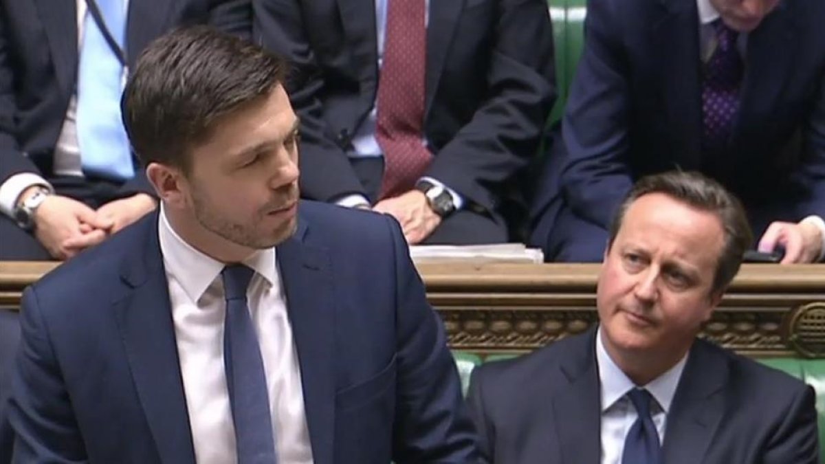 Cameron (derecha) escucha al secretario de Estado de Trabajo y Pensiones, Stephen Crabb, en la Cámara de los Comunes, en Londres, este lunes.-