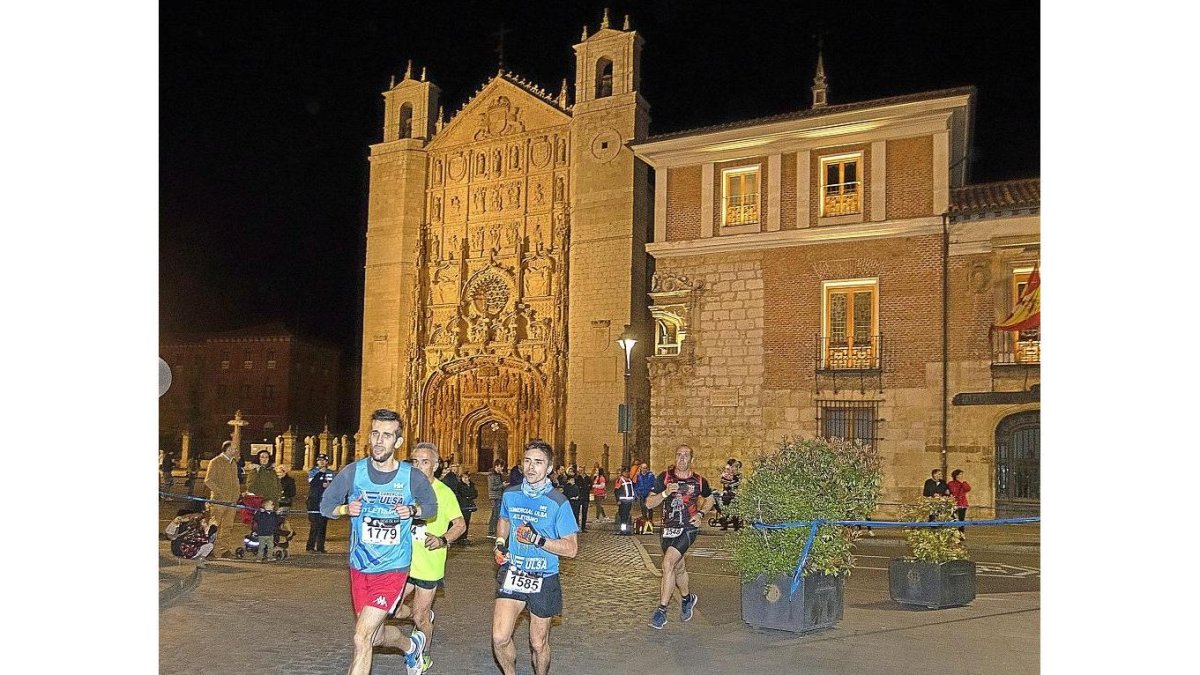 La iglesia de San Pablo, iluminada por la carrera Ríos de Luz.-J.M. LOSTAU