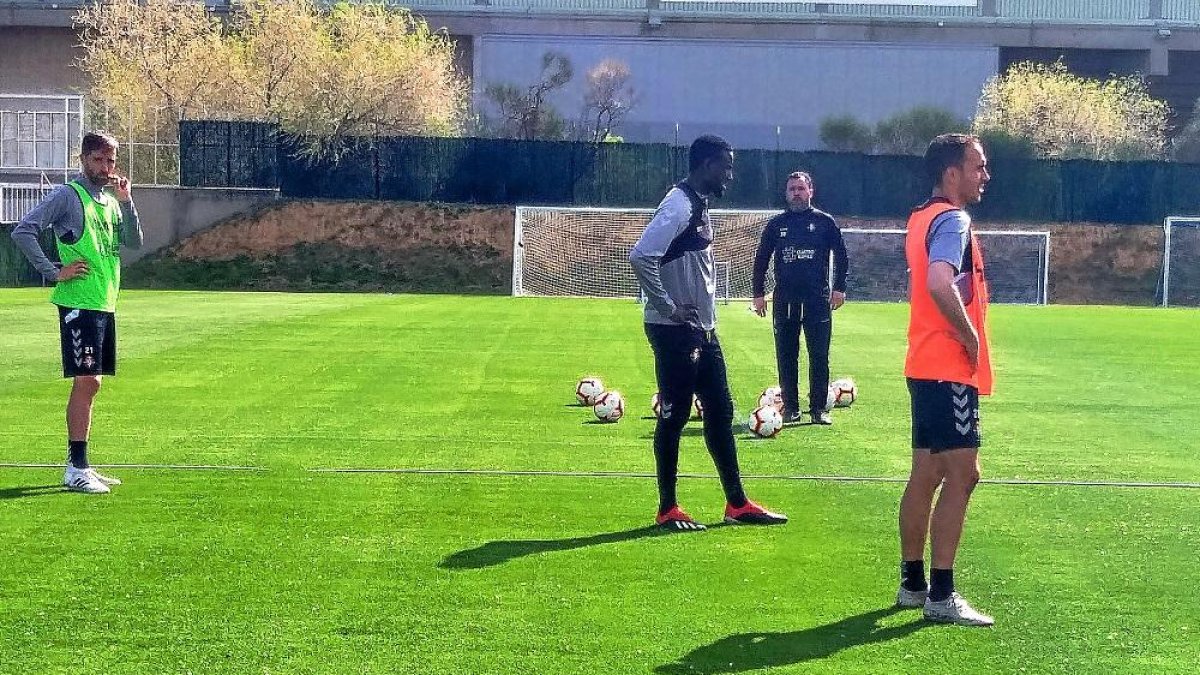 Sergio observa el entrenamiento del martes, ante el mediocentro El Hacen y el lateral Nacho.-A. ALVARADO