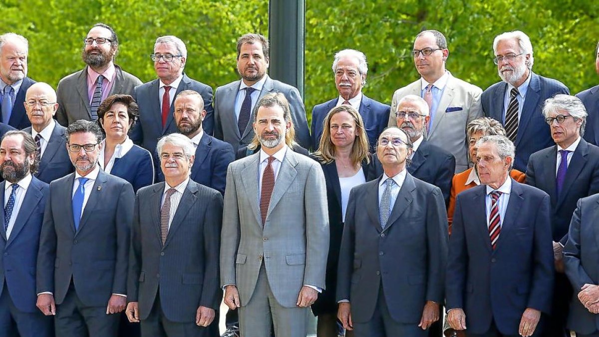 El rey Felipe VI, junto al ministro de asuntos exteriores, Alfonso Dastis, durante la reunión del Consejo Científico del Real Instituto Elcano en La Granja-ICAL