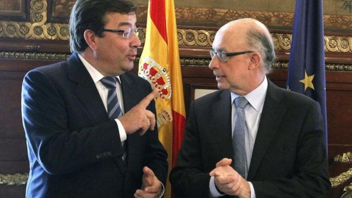 El presidente extremeno, Guillermo Fernandez Vara, conversa con el ministro de Hacienda en funciones, Cristobal Montoro, en una imagen de archivo.-EFE / J. M. Espinosa
