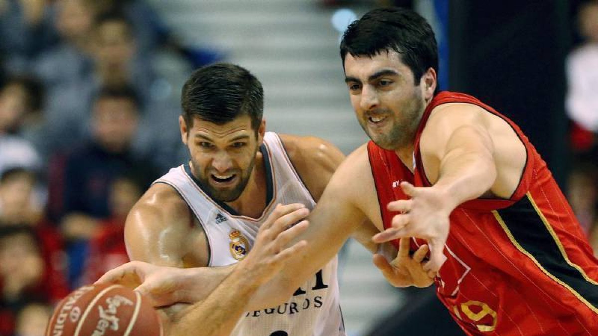 Shermadini lucha un balón suelto con Felipe Reyes, la temporada pasada.-Foto: EFE / JORGE ZAPATA
