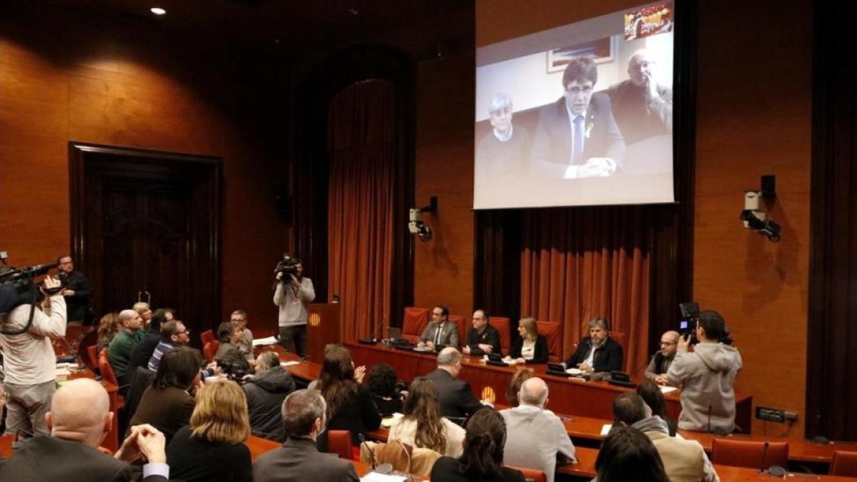 Puigdemont se dirige por videoconferencia a los asistentes a la reunión del grupo parlamentario de JxCat, este martes.-RAFA GARRIDO (ACN)