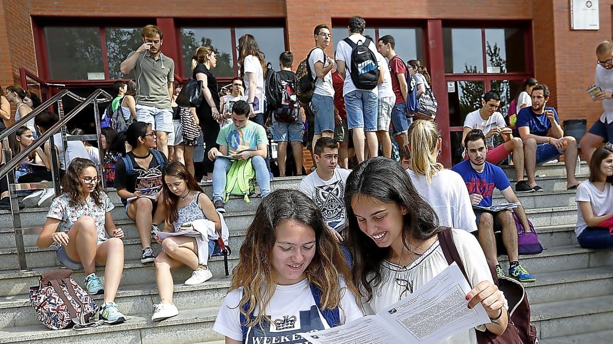 Alumnos en las pruebas de acceso de la EBAU.-J.M. LOSTAU